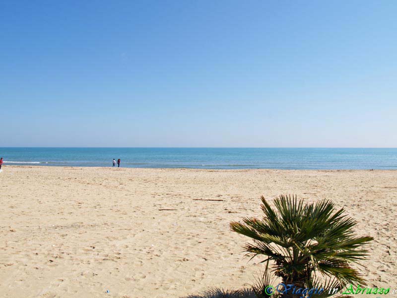 09-P3302802+.jpg - 09-P3302802+.jpg - L'ampia spiaggia di Alba Adriatica.